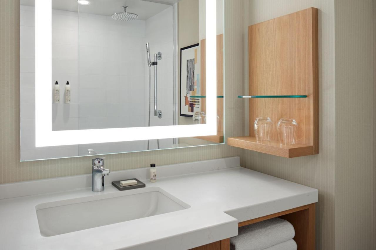 Delta Hotels Calgary Airport In-Terminal Bagian luar foto