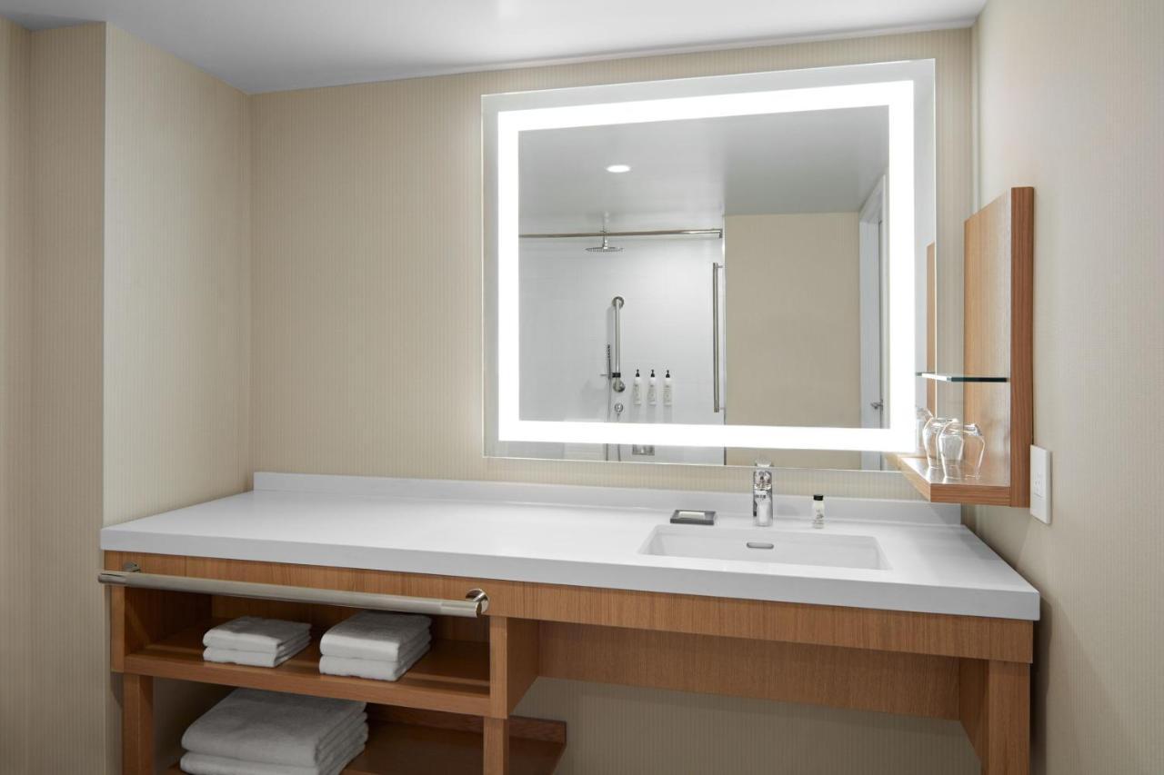 Delta Hotels Calgary Airport In-Terminal Bagian luar foto