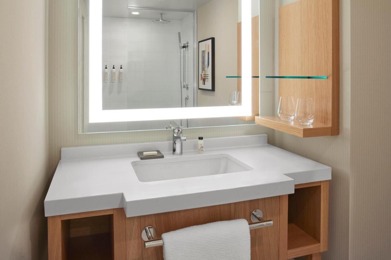 Delta Hotels Calgary Airport In-Terminal Bagian luar foto