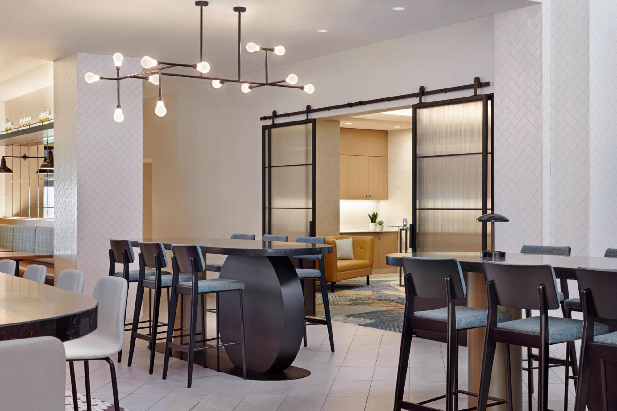 Delta Hotels Calgary Airport In-Terminal Bagian luar foto