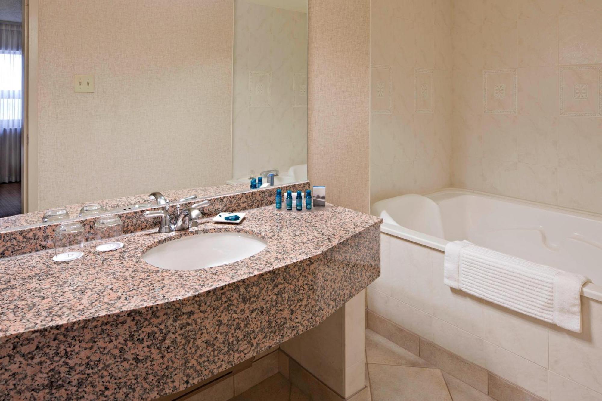 Delta Hotels Calgary Airport In-Terminal Bagian luar foto