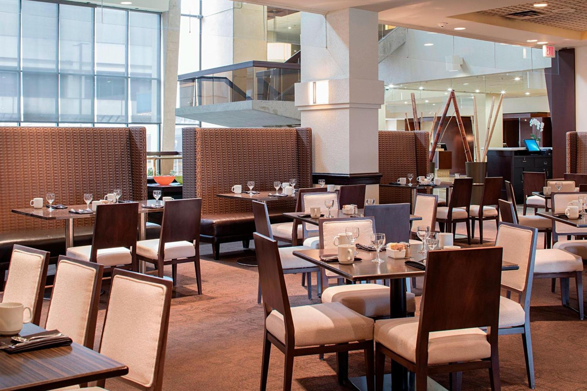 Delta Hotels Calgary Airport In-Terminal Bagian luar foto